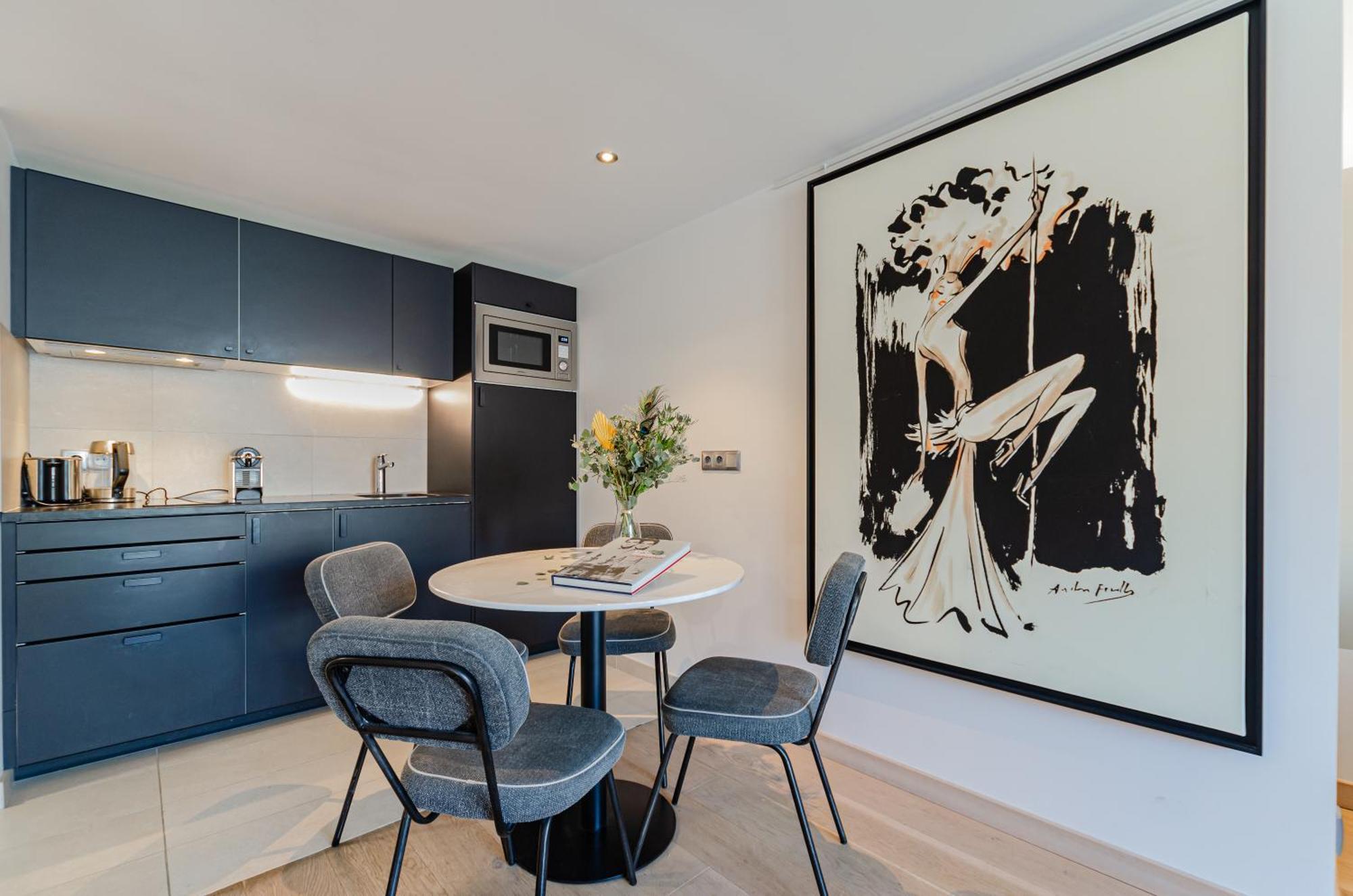 Parisian L Montmartre Apartment