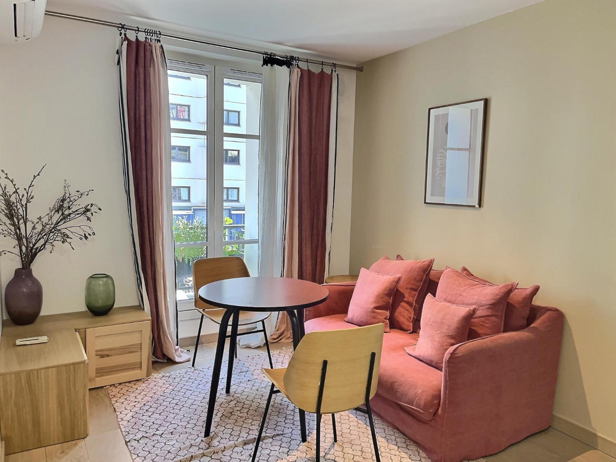 Parisian L Montmartre Apartment