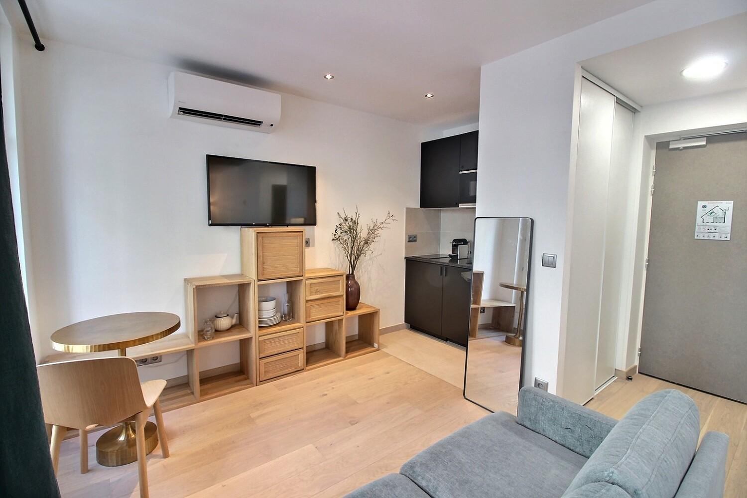 Parisian L Montmartre Apartment